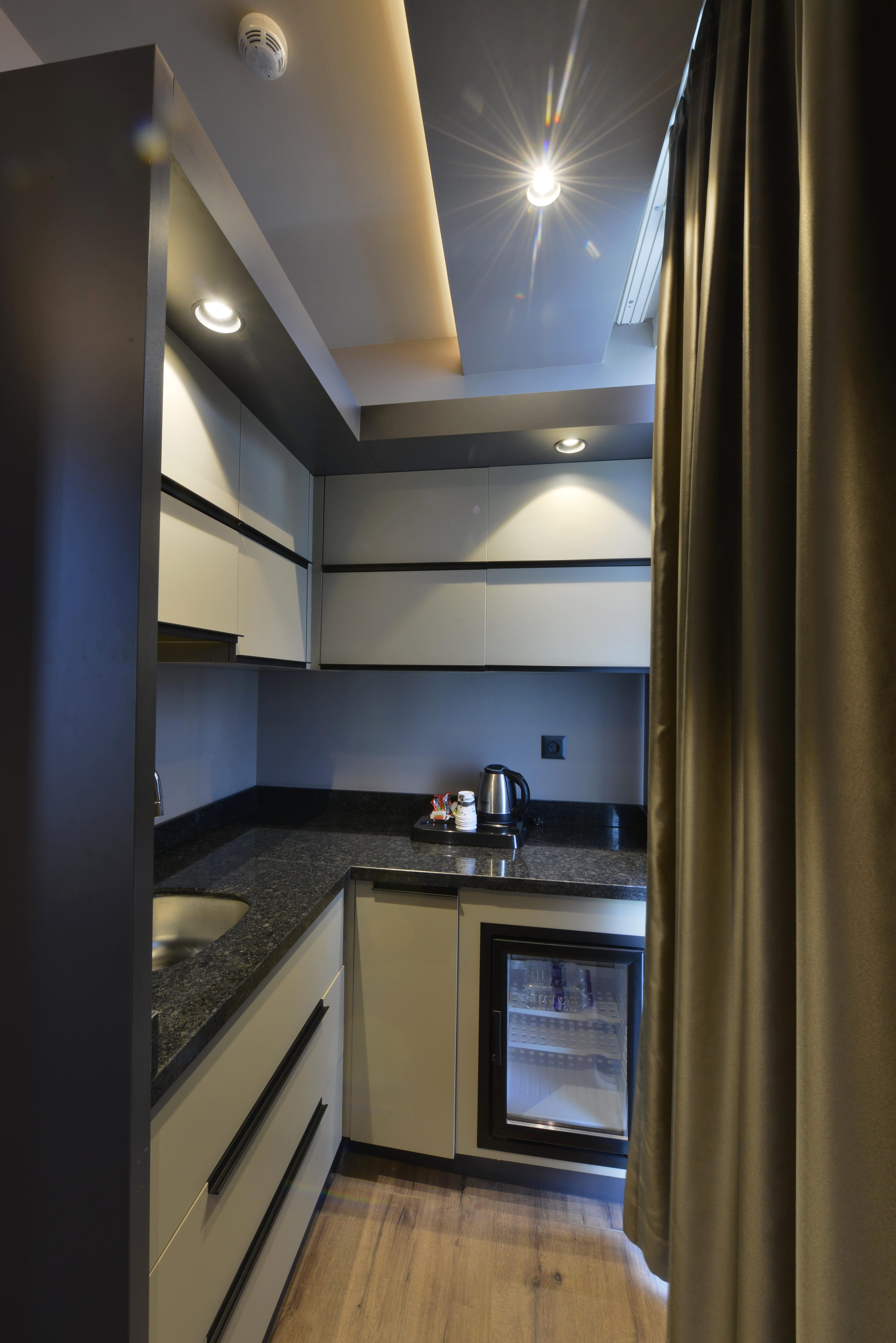 Best Western Premier Hidden Hills Hotel Istanbul Luaran gambar A kitchenette in a hotel room