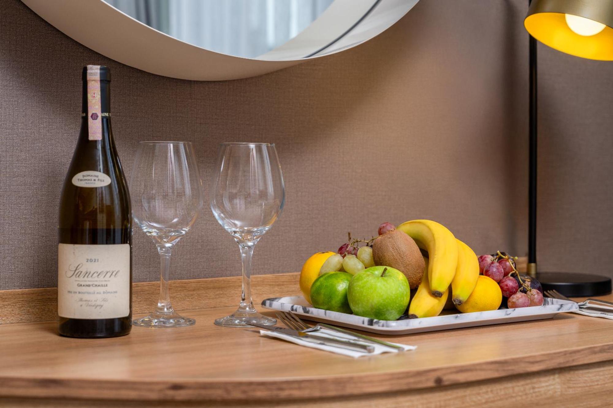 Best Western Premier Hidden Hills Hotel Istanbul Luaran gambar A bottle of wine and fruit in a hotel room