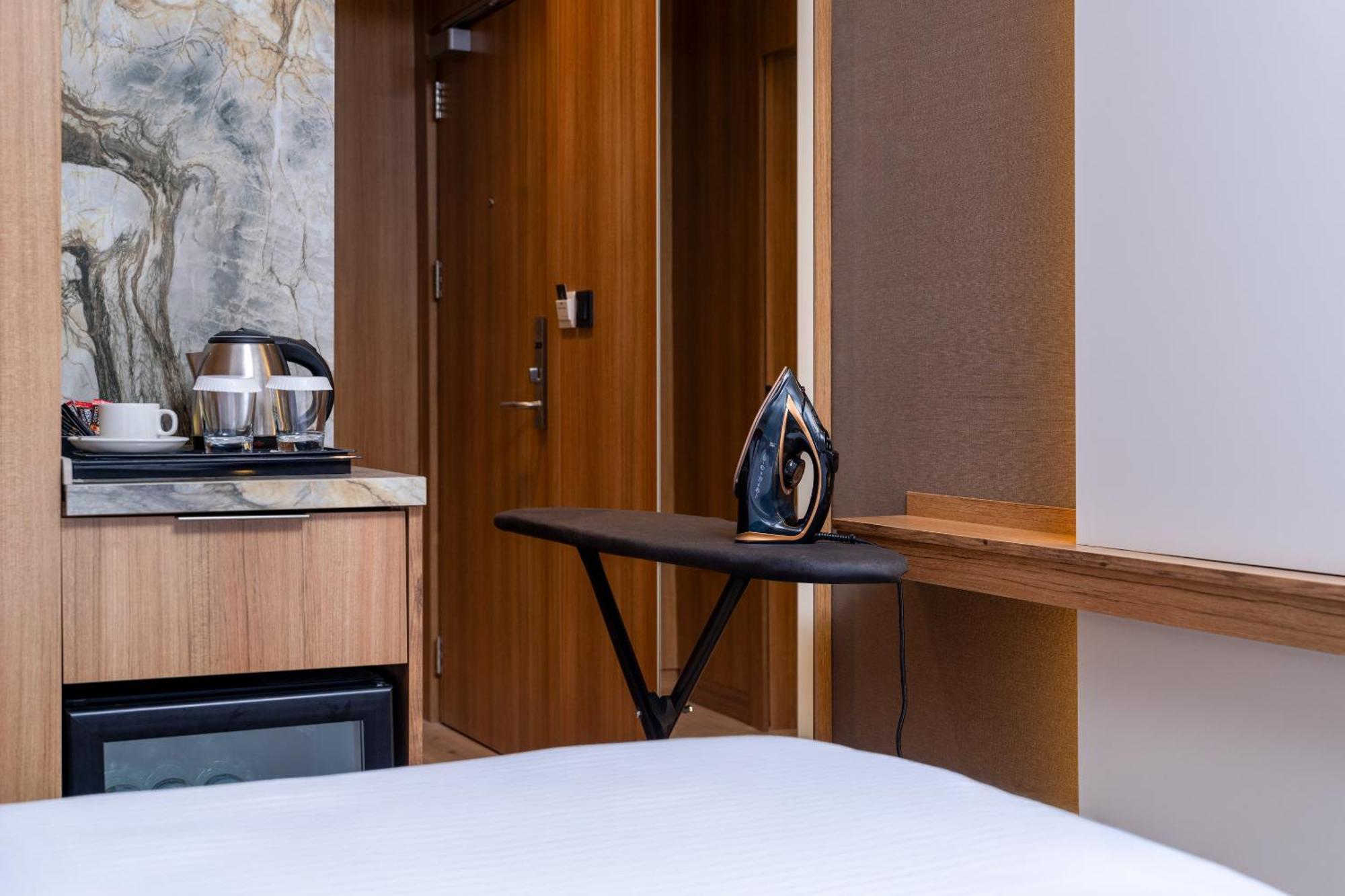 Best Western Premier Hidden Hills Hotel Istanbul Luaran gambar A wall-mounted ironing board